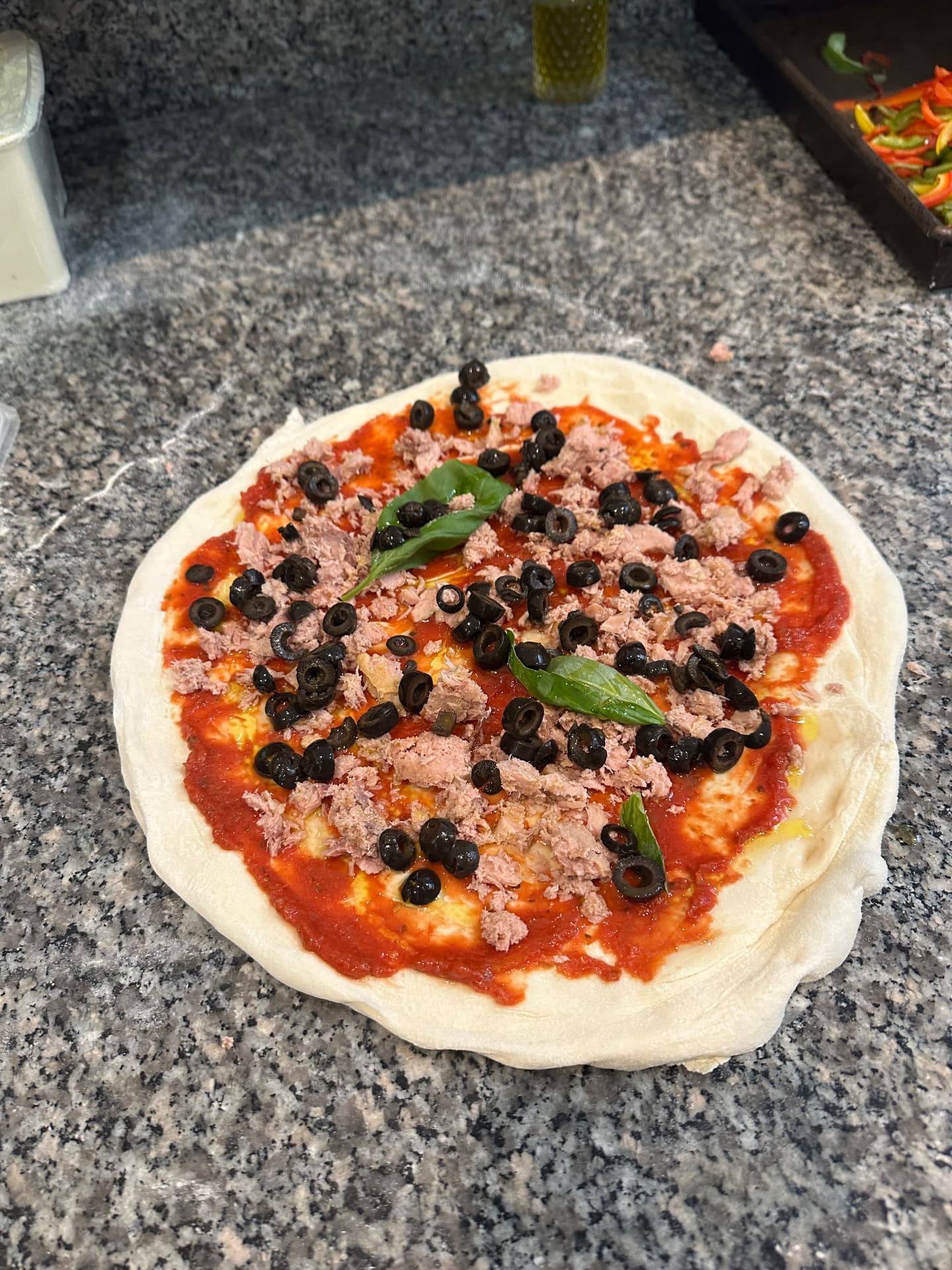 Pizza Thon crue garnie avant cuisson